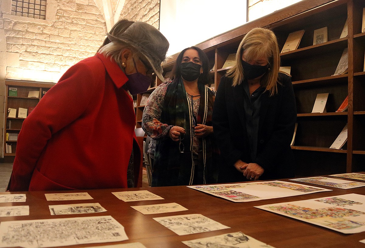 Pilarín Bayés i la consellera Àngels Ponsa contemplen l'obra original a la Biblioteca de Catalunya