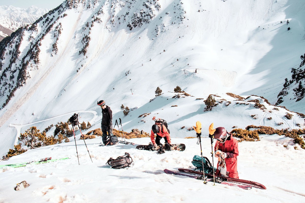 Esquiadors gaudint de la neu a l’estaciò de Tavascan 