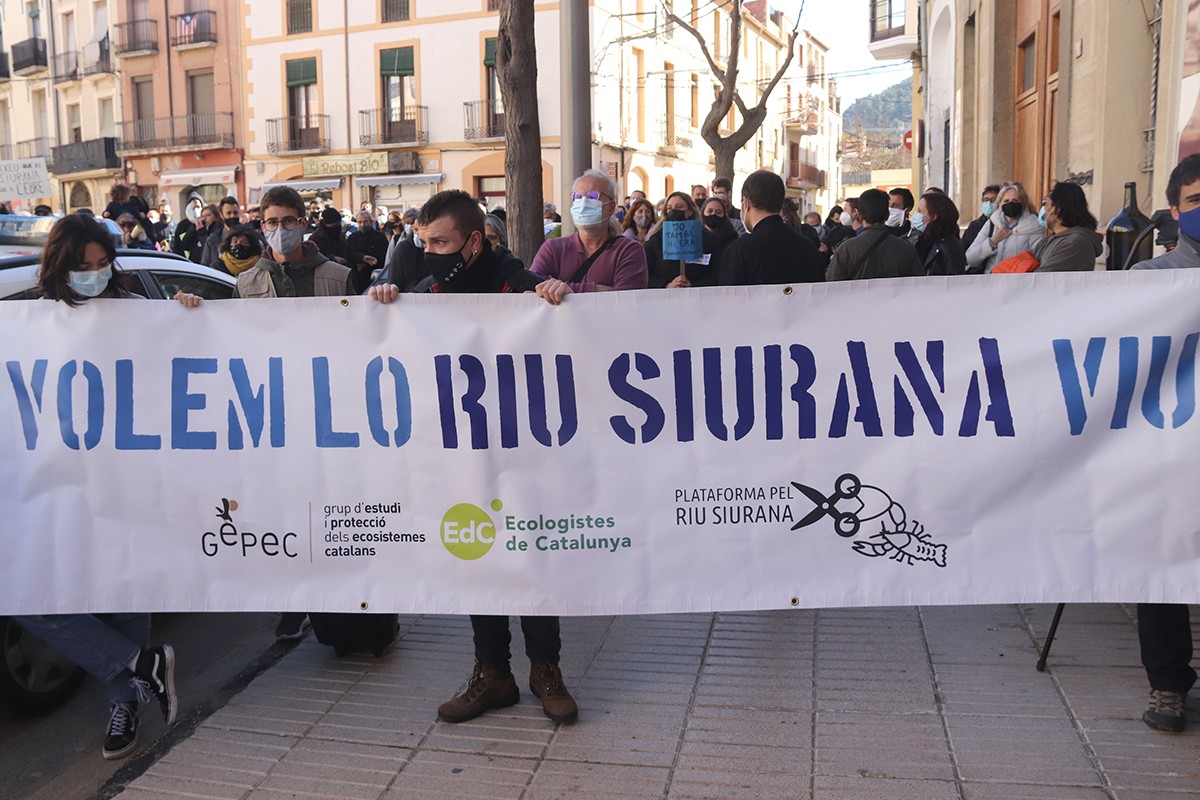 Una de les pancartes de la concentració per donar suport als activistes de la Plataforma Riu Siurana a Falset.