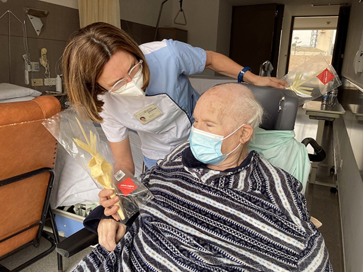 Un avi d'un geriàtric rebent una palma
