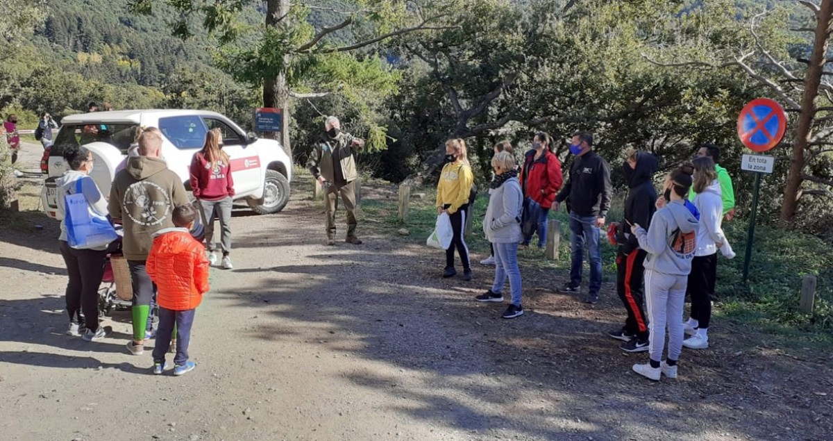 Agents rurals parlant amb visitants del Parc Natural del Montseny