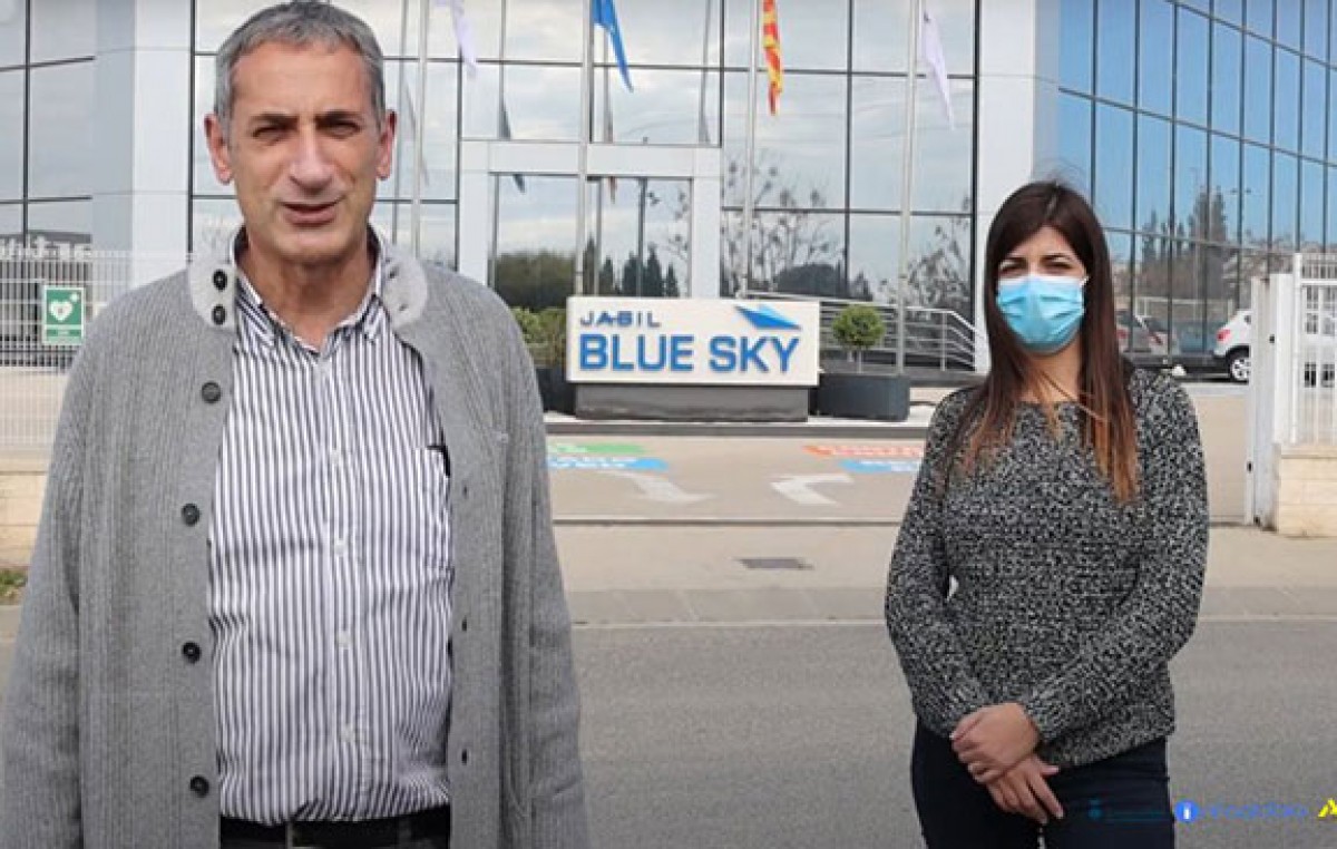 L'alcalde, Xavier Royo, i la tinent d'alcalde Irenen Negre, davant la planta actual.