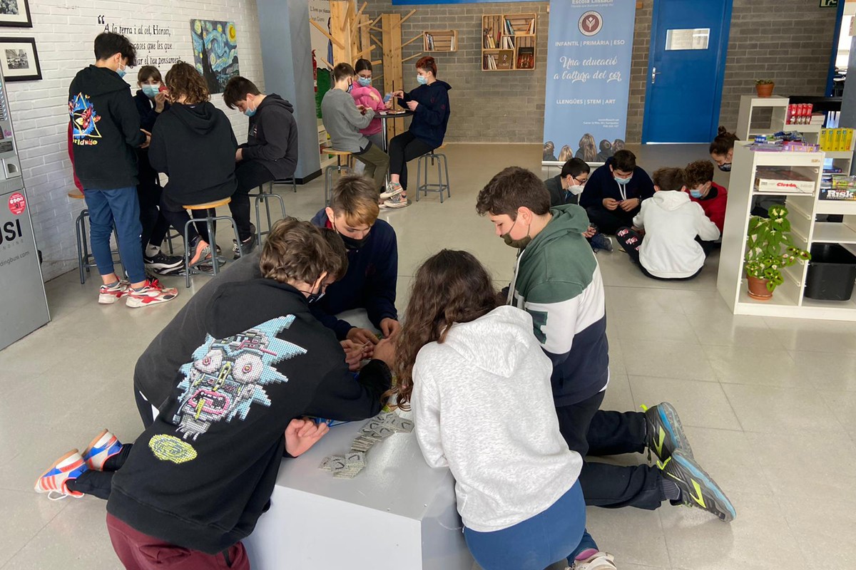 Alumnes de l'escola Llissach de Santpedor, amb jocs de taula