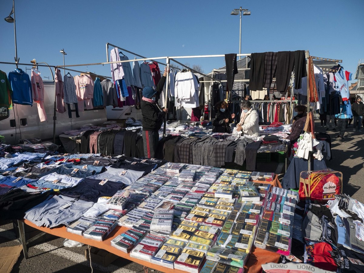 Una parada de roba d'un mercat de Lleida