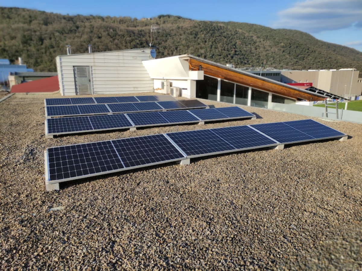 Els panells solars instal·lats al sostre del Club Poliesportiu Santjoanenc.