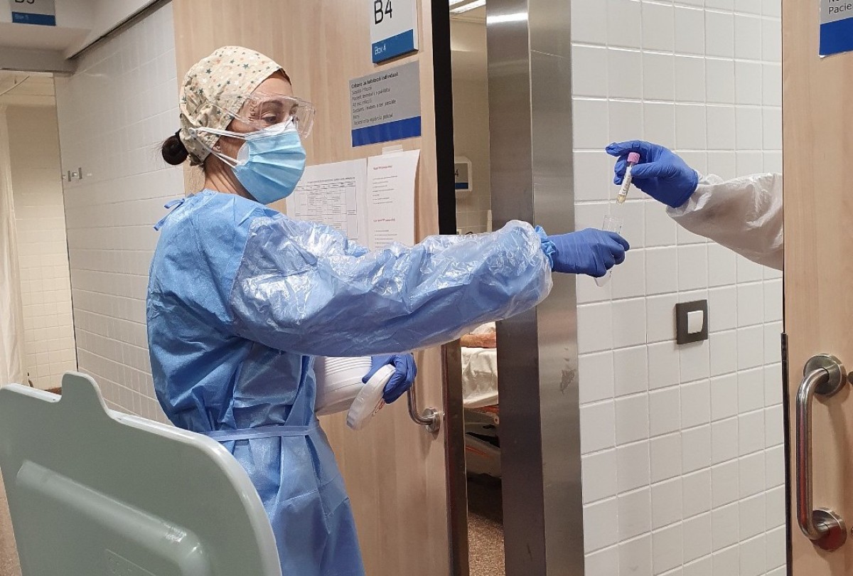 Una sanitària recollint mostres d’una prova de coronavirus