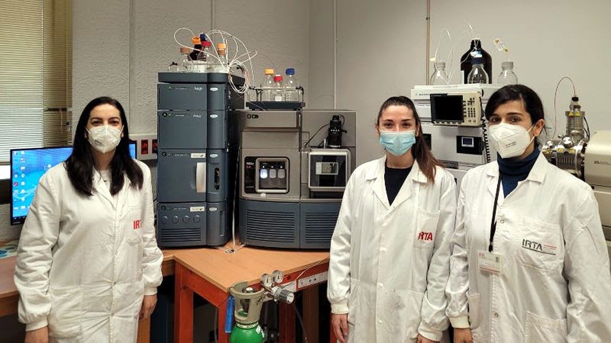 Investigadores del laboratori de química de l'IRTA de la Ràpita amb el nou cromatògraf d'alta sensibilitat.