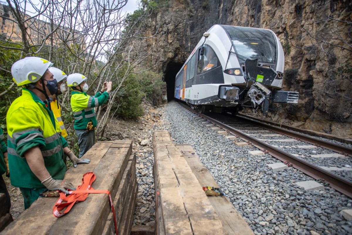 Imatge dels treballs de retirada del comboi accidentat el mes de març
