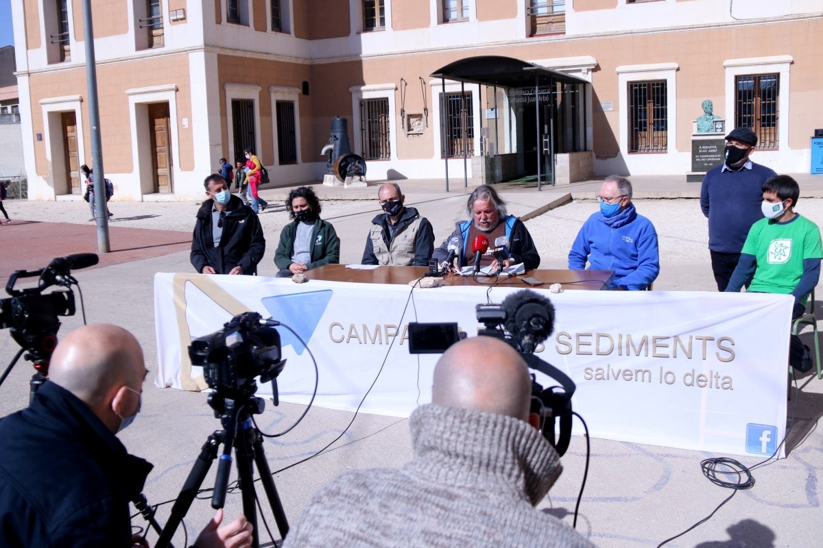 Taula amb representants presentant les al·legacions conjuntes al Pla de Protecció del delta de l'Ebre estatal.