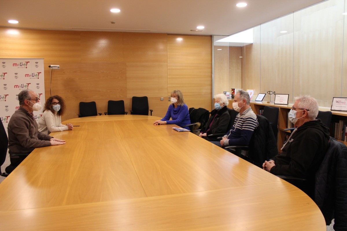 Moment de la reunió entre l'Ajuntament de Mollet i familiars de Marta López