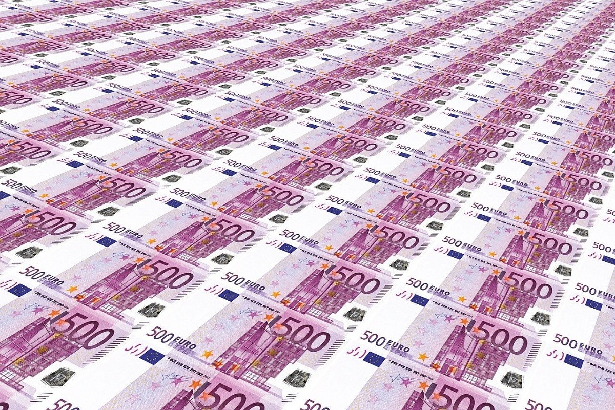 Els cossos policials van requisar a la banda centenars de bitllets de 500 euros.