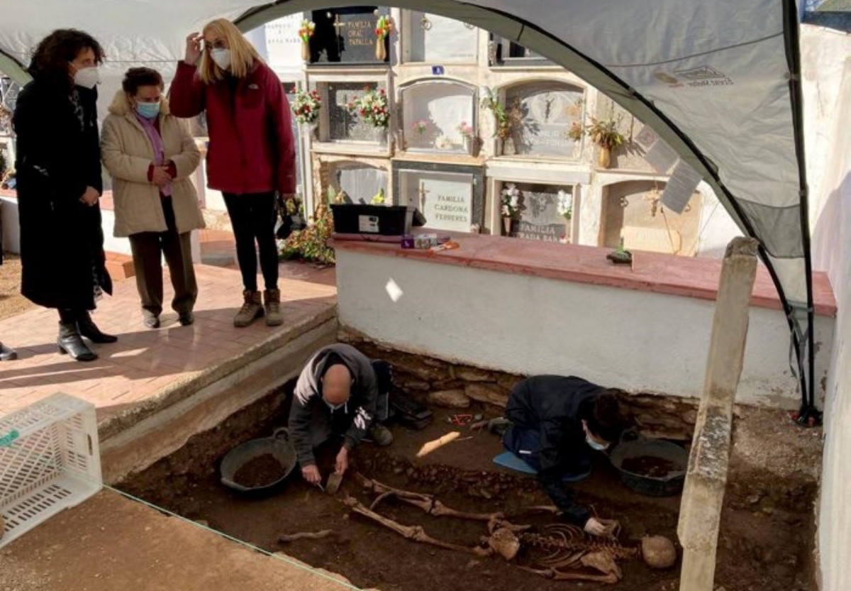 Els arqueòlegs treballant al cementiri dels Reguers, a Tortosa.
