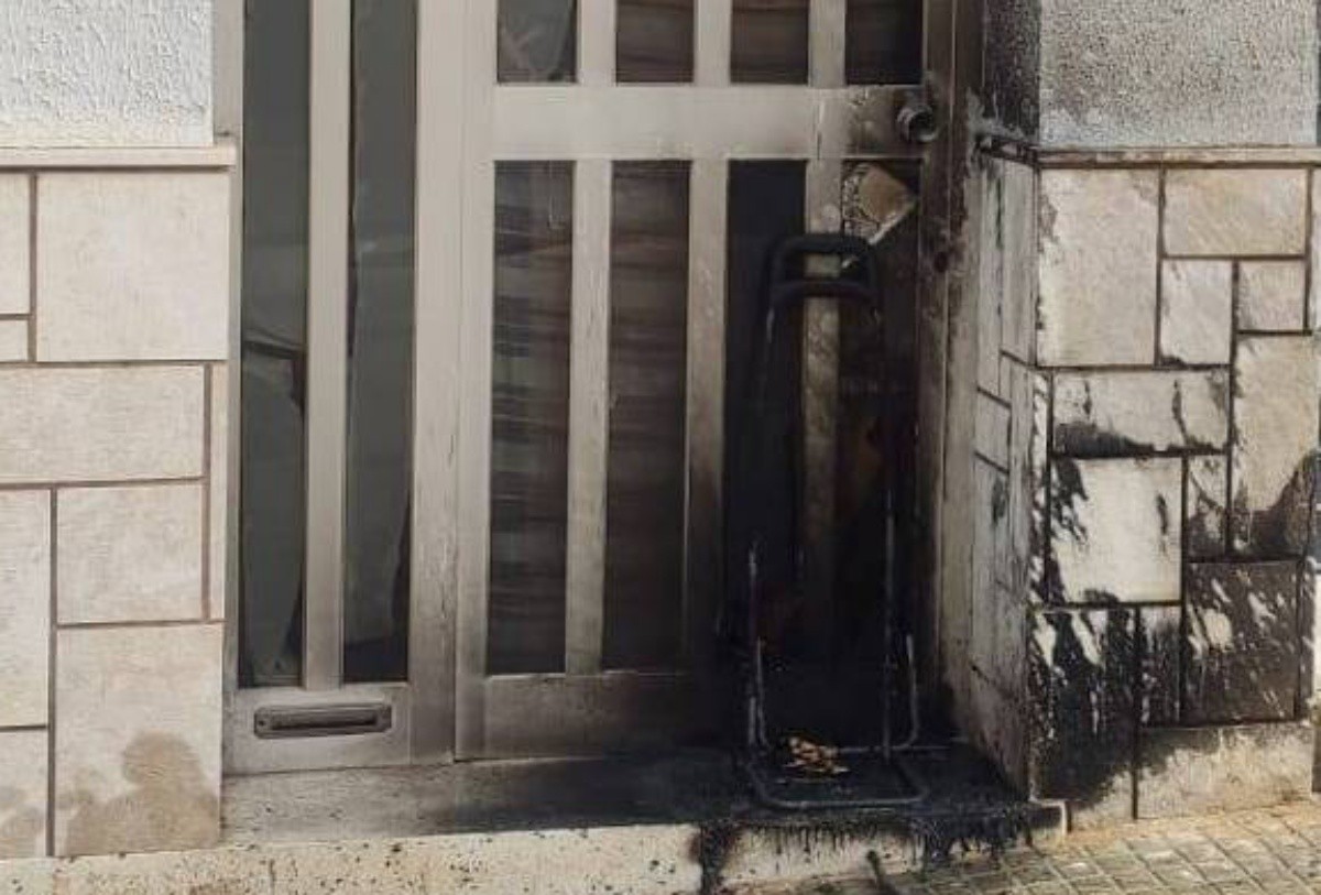L'estat de la porta de la casa de l'excunyat que hauria incendiat l'home detingut per la policia local d'Amposta aquest dimarts a la nit.