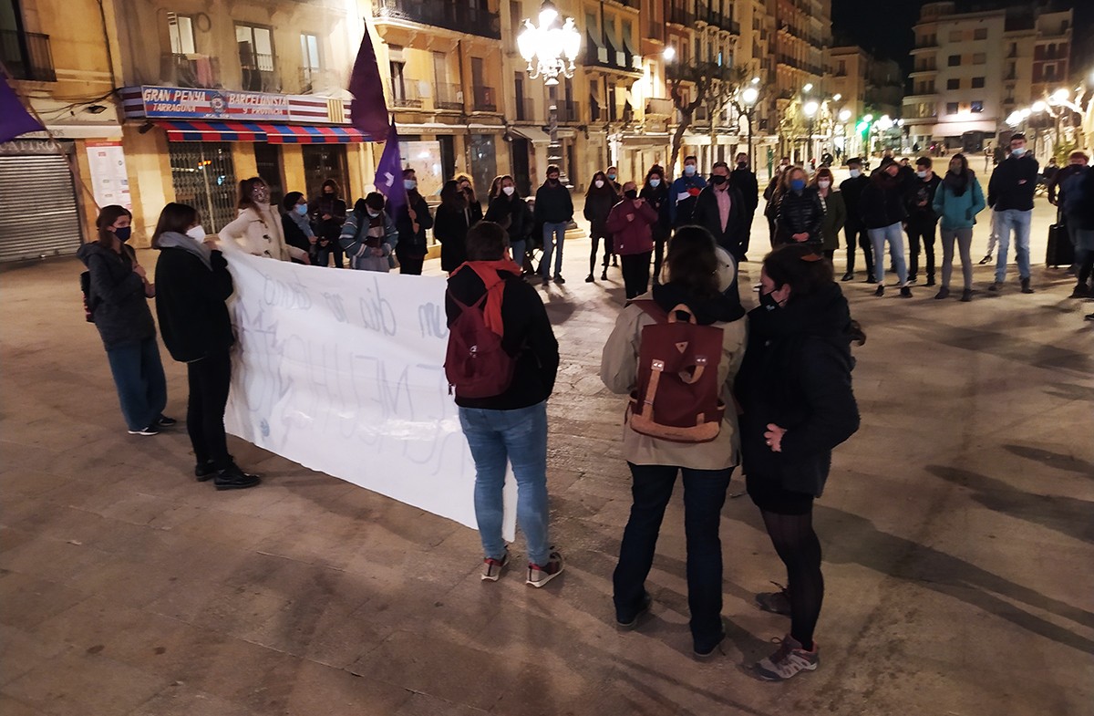 La concentració ha aplegat una trentena de persones a la plaça de la Font.