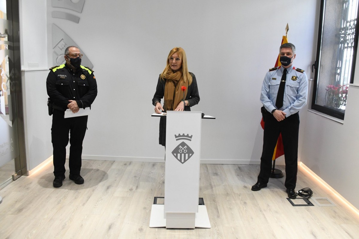 Ana María Martínez amb els caps de la Policia Local, Oriol Sànchez, i dels Mossos d'Esquadra de Rubí, Carlos Otamendi