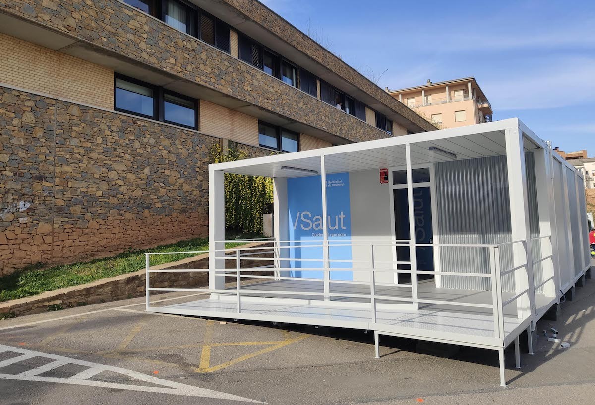 El mòdul de Tremp instal·lat a la zona d'aparcament de l’Hospital del Pallars