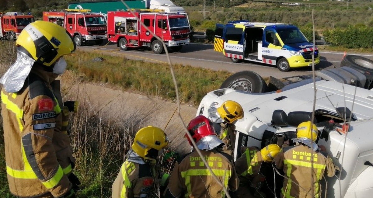 Els Bombers i els Mossos treballant en l'accident a l'autopista AP-7, a Freginals.