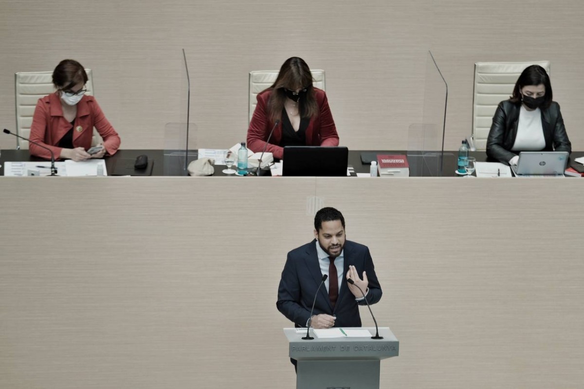 Garriga (Vox) es dirigeix al Parlament durant la sessió d'investidura.