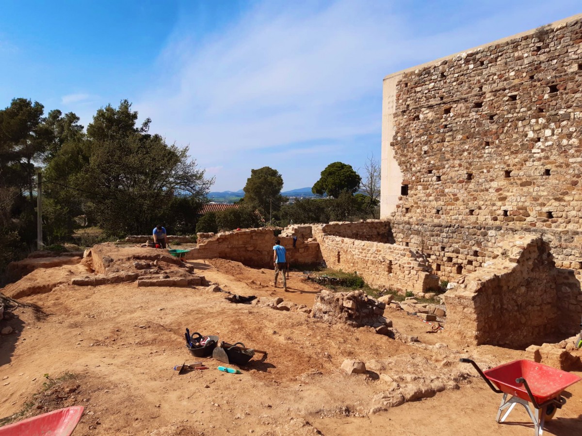 Restes arqueològiques al Castell de Canals de Valldoreix. 