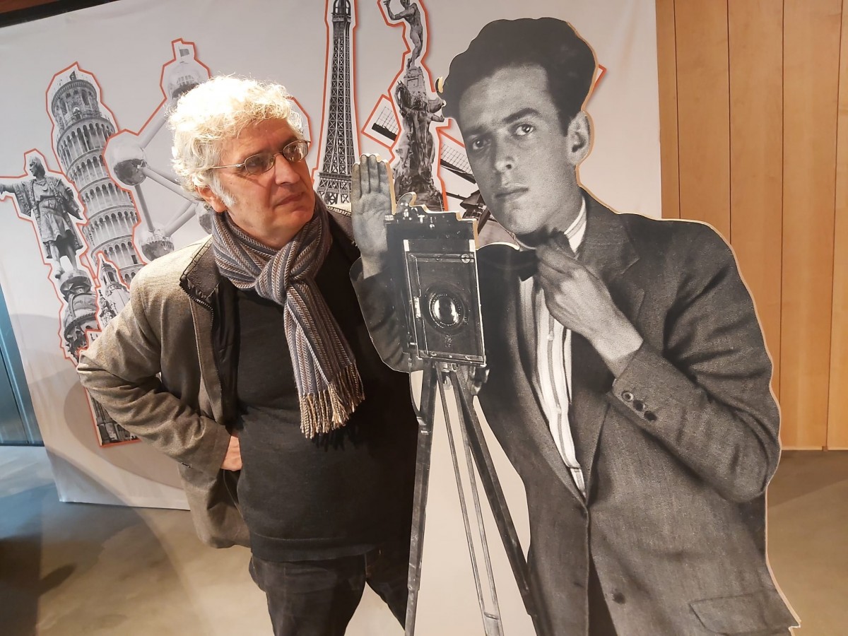 Toni Monné amb un retall del seu avi Antoni Campañà