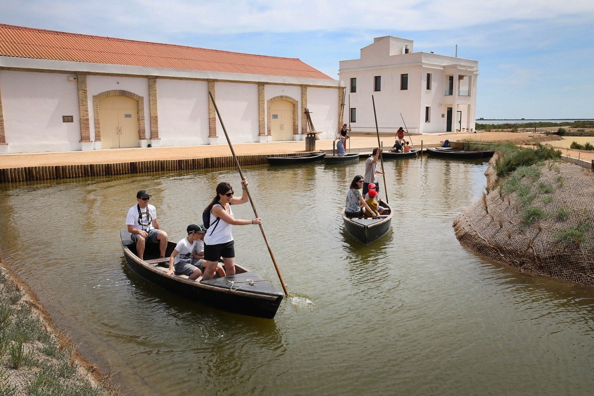 Navegar amb pontona és una de les diferents activitats que ofereix MónNatura Delta.