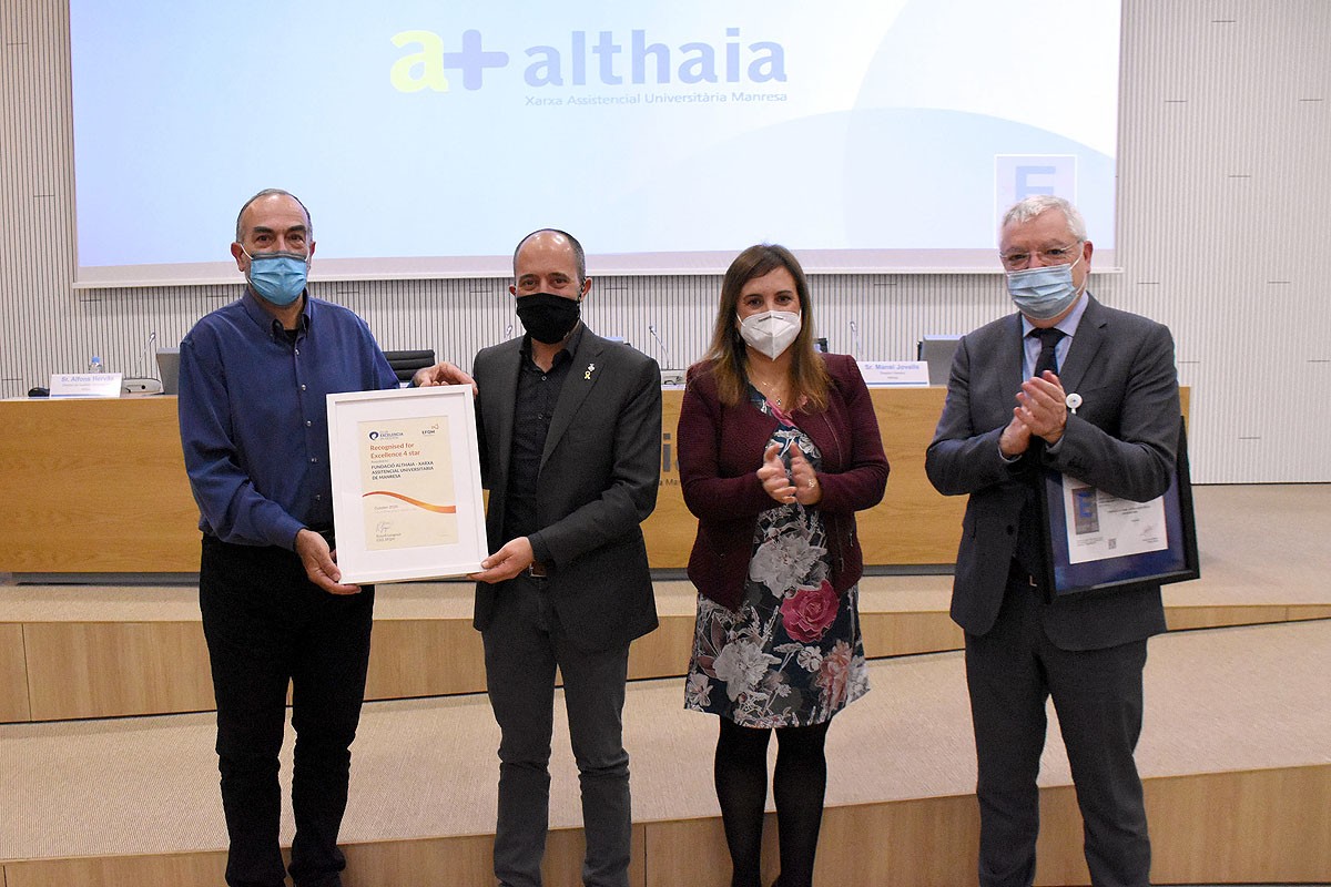 Autoritats d'Althaia recollint el reconeixement