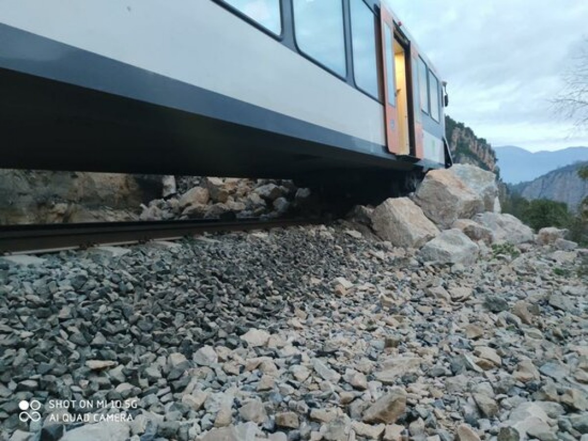 Pla mitjà on es pot veure el tren de la línia de la Pobla que ha xocat contra una esllavissada, el 12 de març de 2021. (Horitzontal)