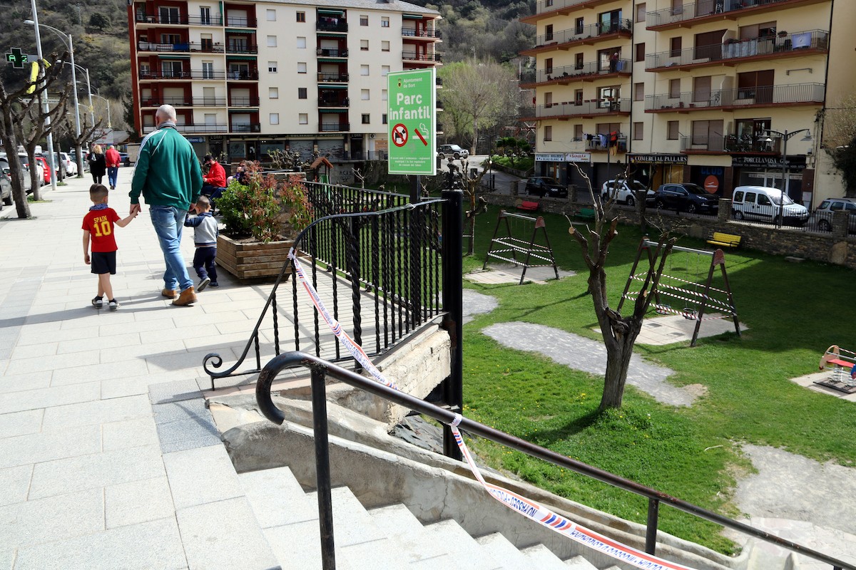 Pla general d’un parc infantil tancat a Sort