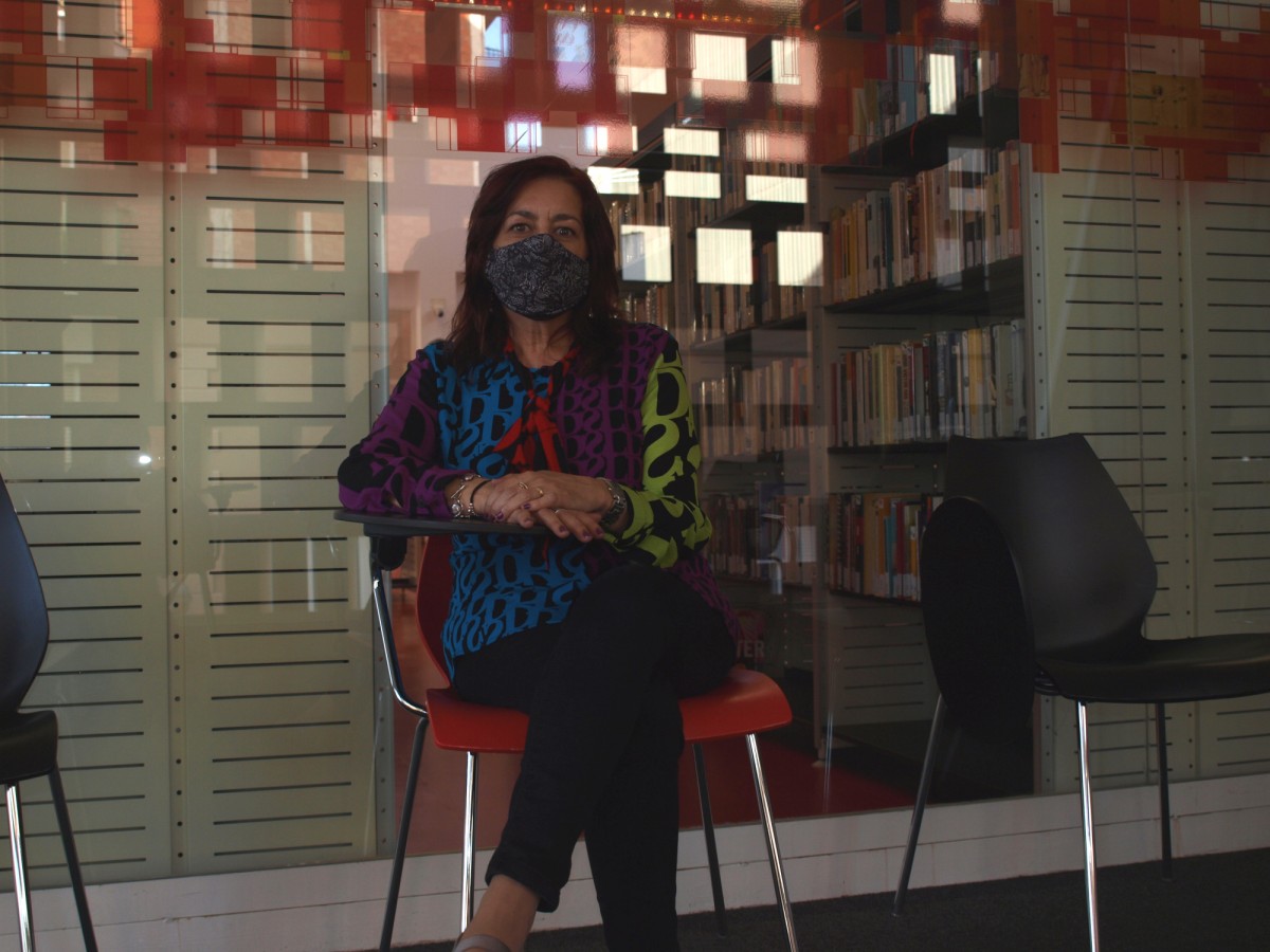 Gracia Pérez, a la sala de la biblioteca on se solien fer les trobades del club de lectura