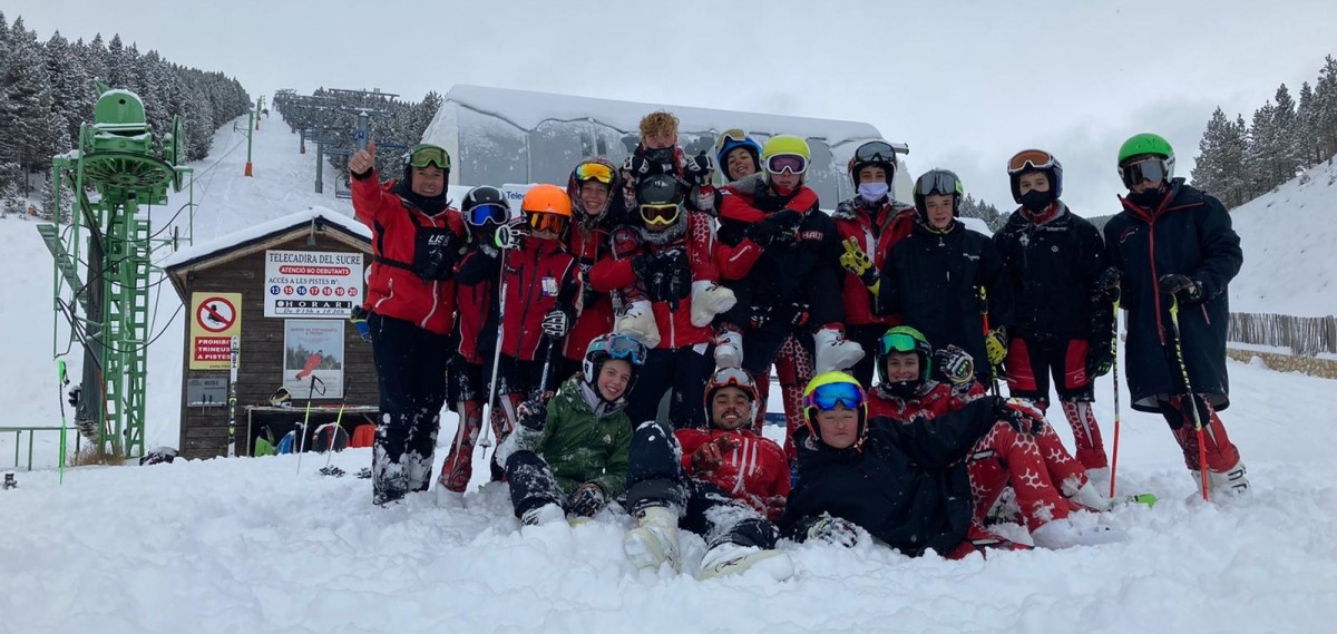 (Arxiu) Grup d'esquiadors del Club Esquí Solsona