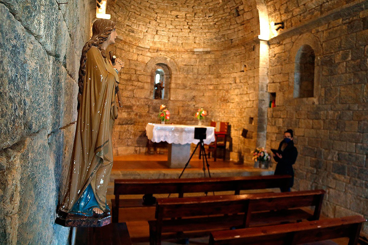 L'interior de l'església de Santa Magdalena de Puigsac, amb la tècnica prenent imatges