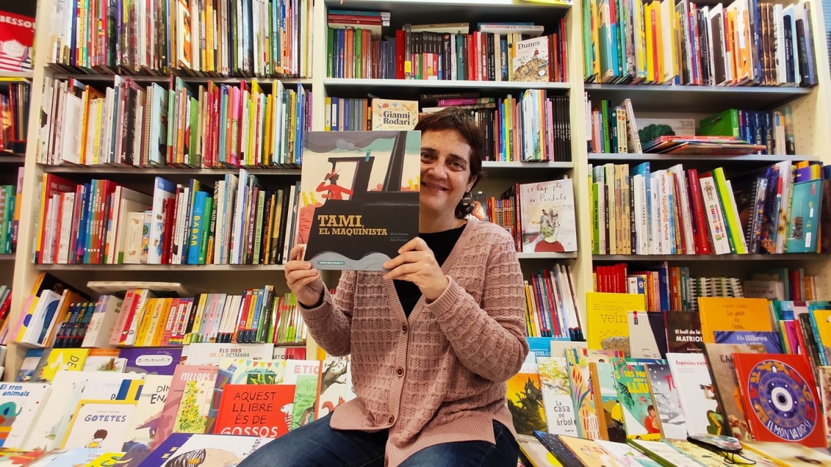 Fe Fernández, a la llibreria L'Espolsada, de les Franqueses