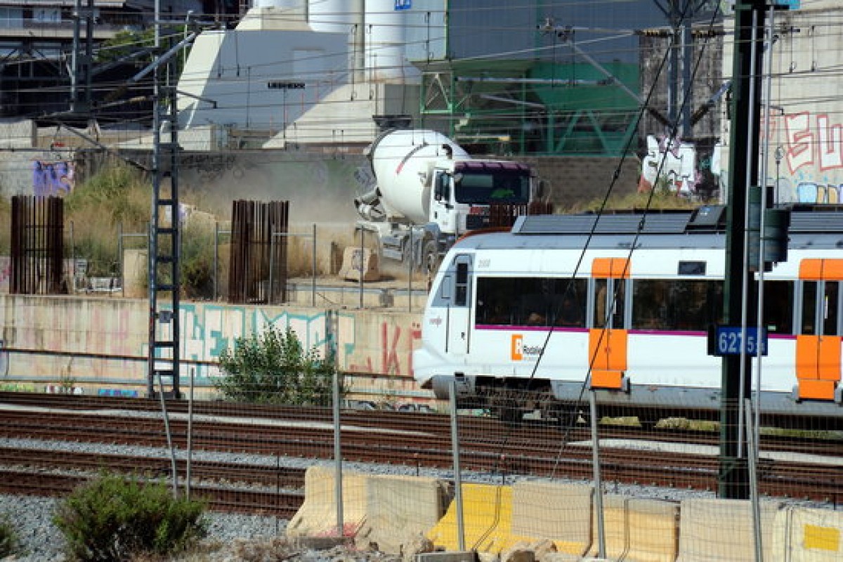 Un comboi de Rodalies circulant pel costat de la futura estació de la Sagrera 