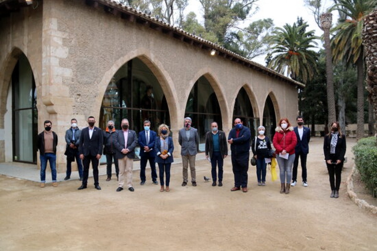  Foto de família dels representants d'Adifolk, l'Ajuntament de Tortosa, i alguns grups participants, davant l'antiga Llotja, en la presentació de l'Aplec Internacional que es farà a l'Alguer al setembre
