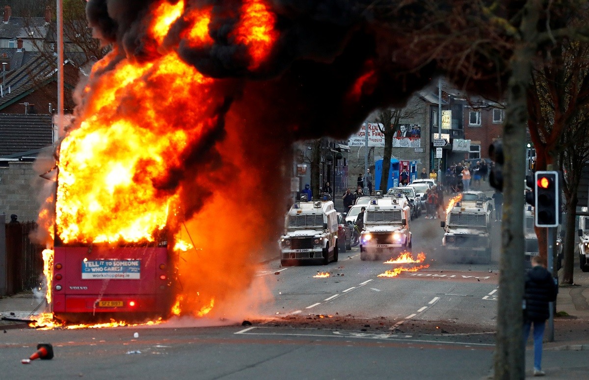 Un autobus en flames a Belfast, durant les protestes d'aquesta setmana