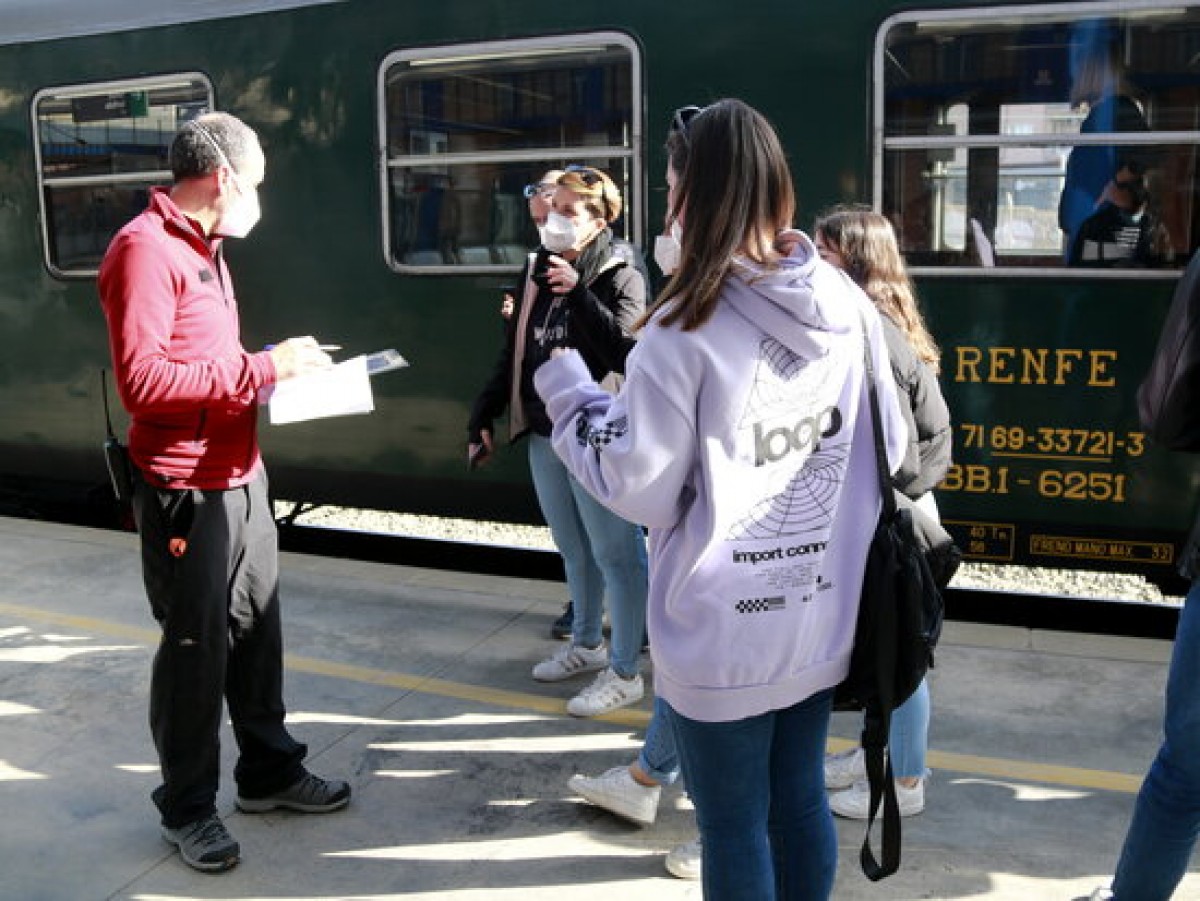 Un grup de passatgers rebent indicacions d'un operari de FGC abans de pujar al Tren dels Llacs a l'estació de Lleida