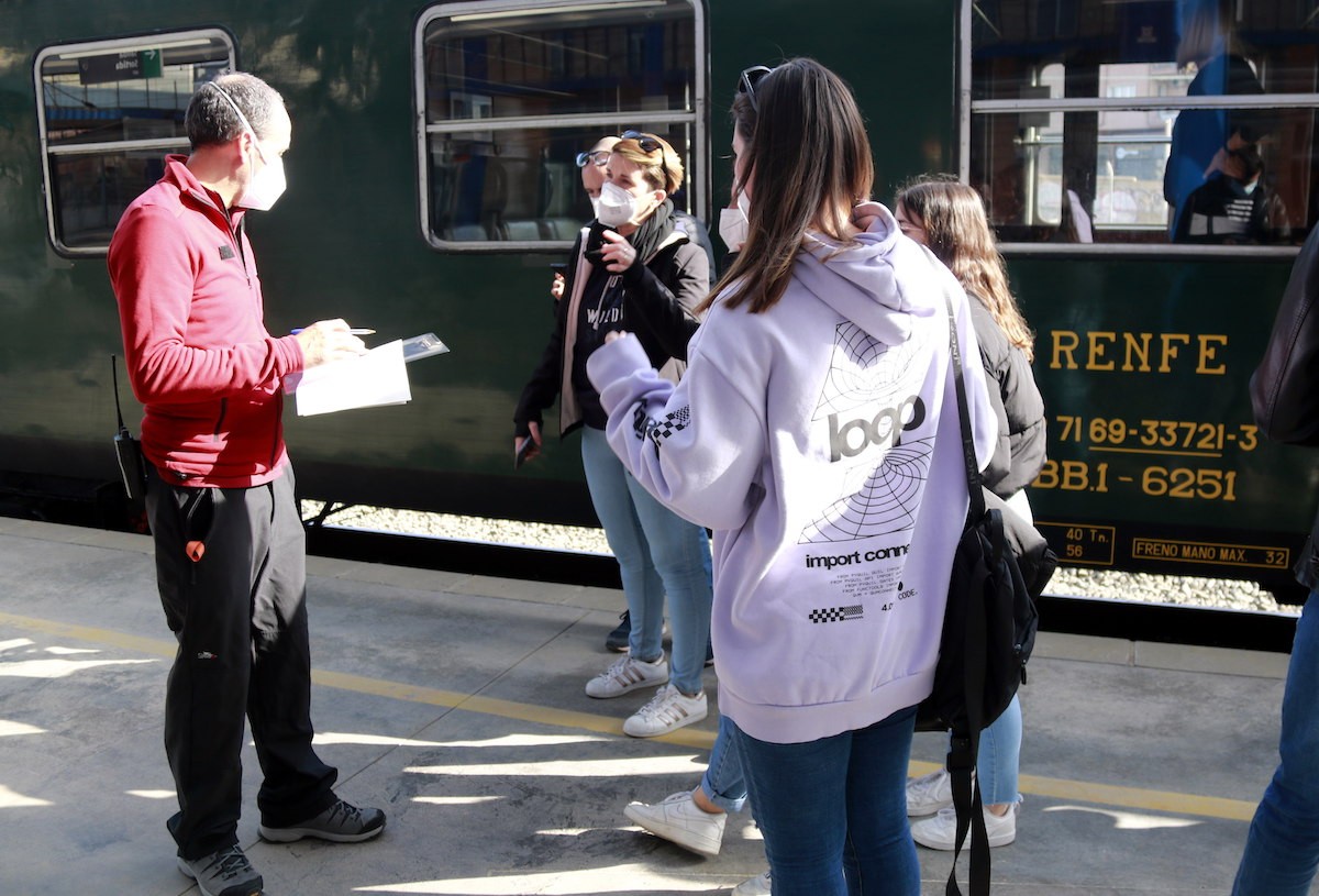 Passatgers rebent indicacions d'un operari d'FGC abans de pujar al tren el passat dissabte