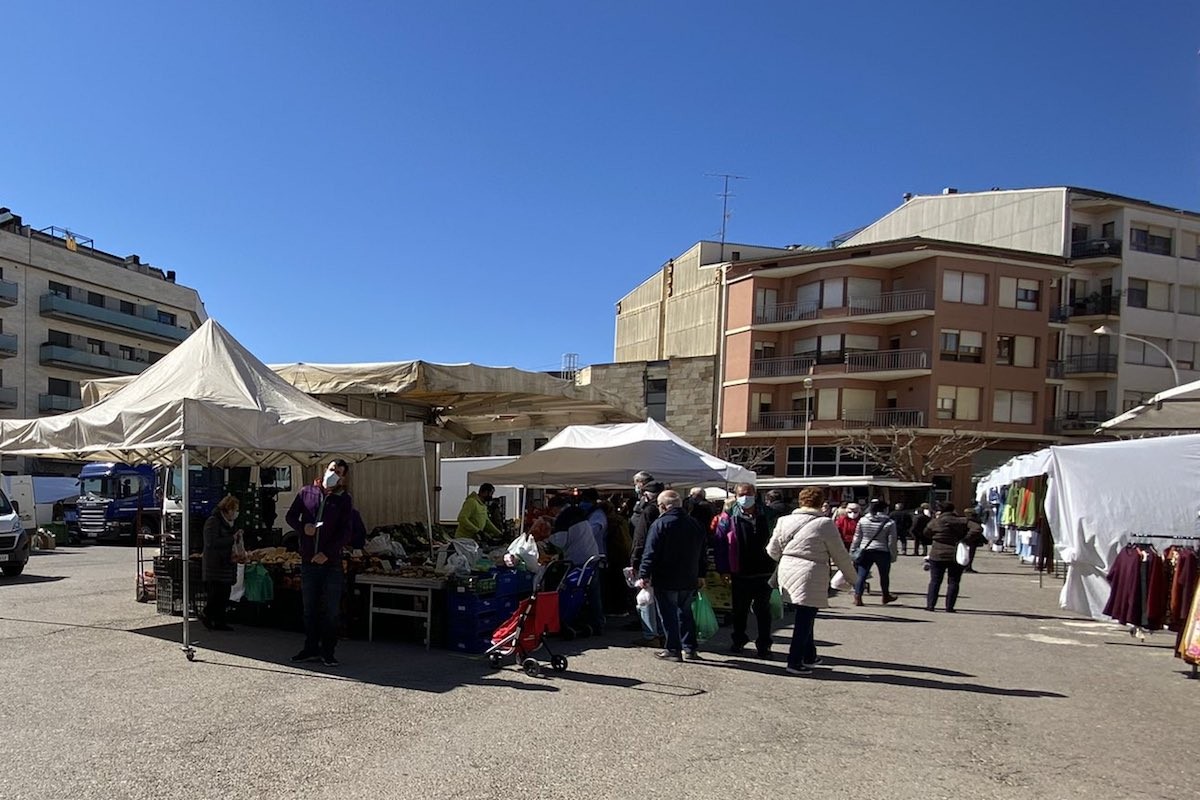 El mercat setmanal està ubicat actualment a la plaça Catalunya