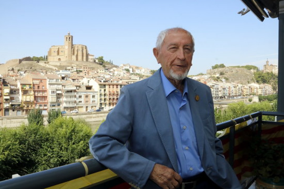 L'escriptor Josep Vallverdú al balcó del seu pis de Balaguer l'any 2019