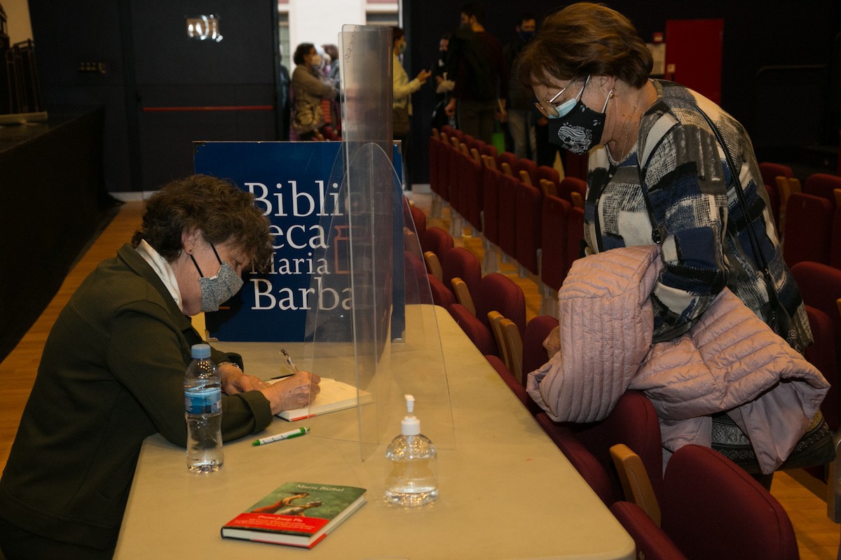 Maria Barbal signant un dels seus llibres a una lectora aquest divendres