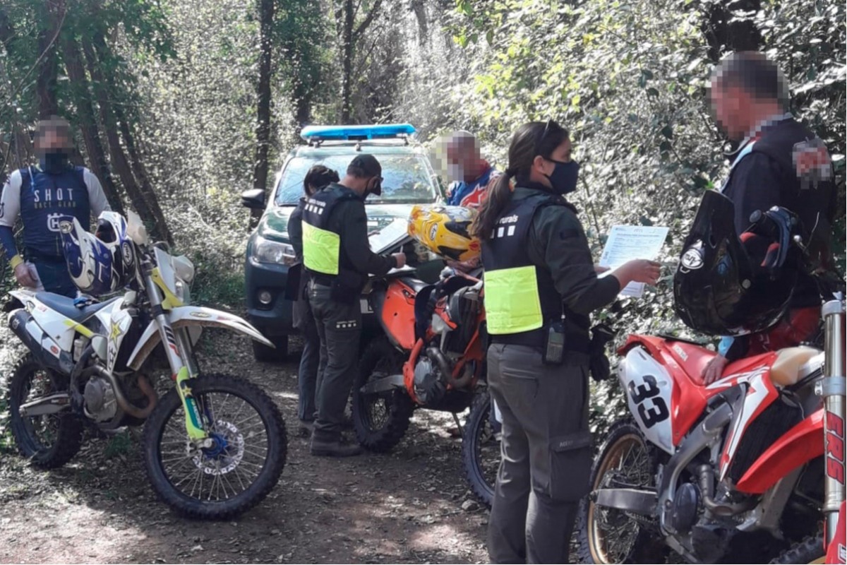  Agents Rurals multant uns motoristes a Riudaura el passat 4 d'abril 