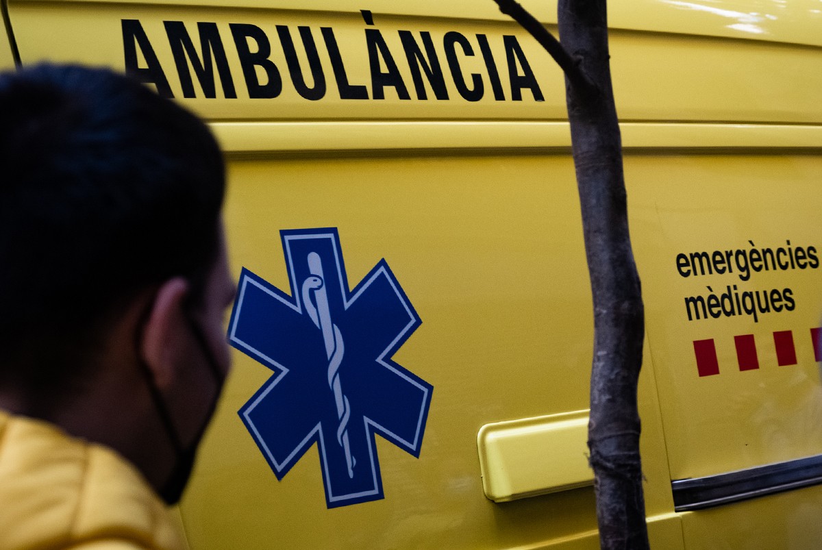 Una ambulància i un operari del SEM