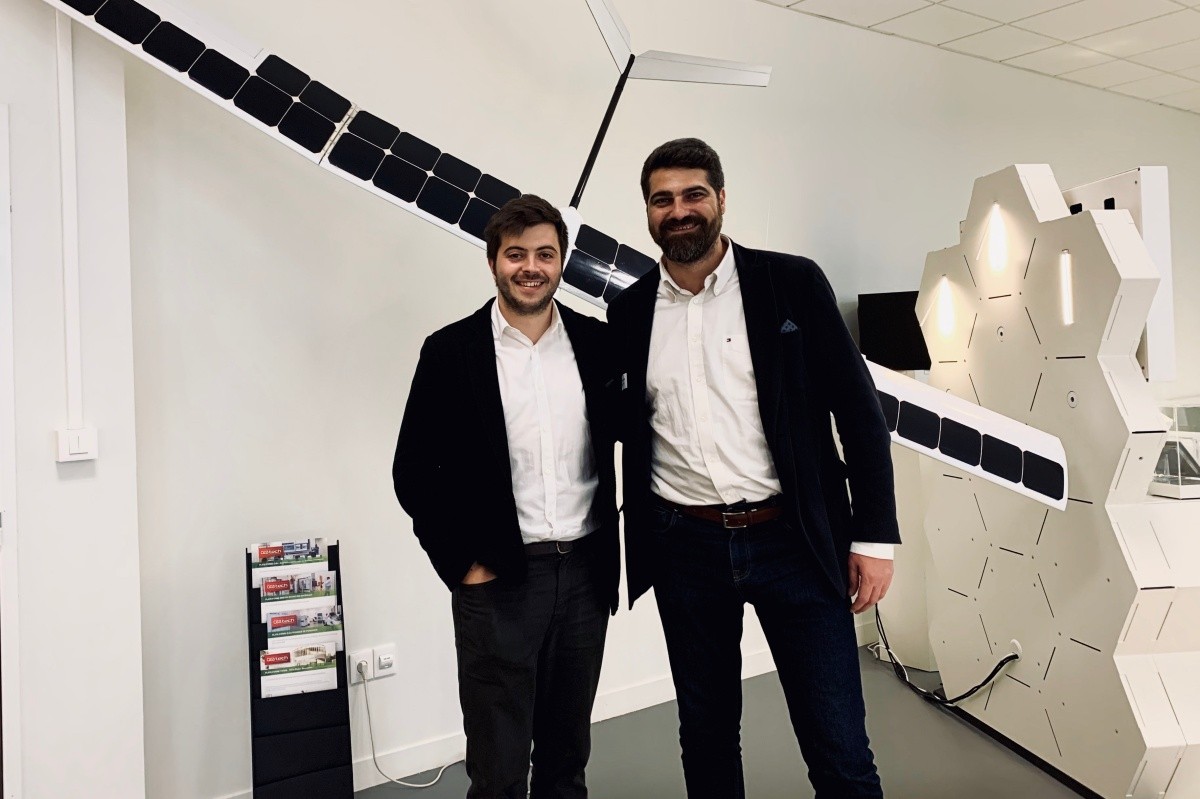 Pau Jornet i Hadar Ayxandri, responsables d'Ebredrone, al clúster aeroespacial de Toulouse en una visita el 2019.