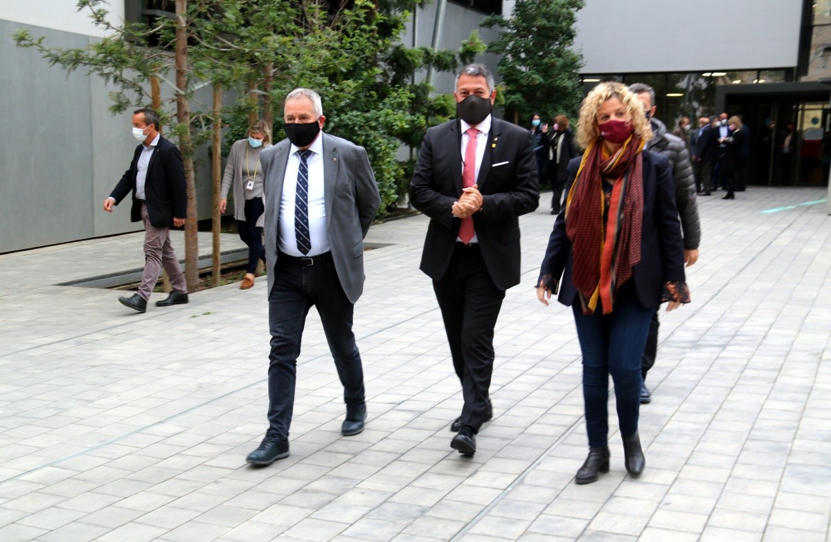 El conseller d'Interior, Miquel Sàmper, amb el delegat del Govern a l'Ebre, Xavier Pallarés, i l'alcaldessa de Tortosa, Meritxell Roigé, sortint de la reunió amb els empresaris.