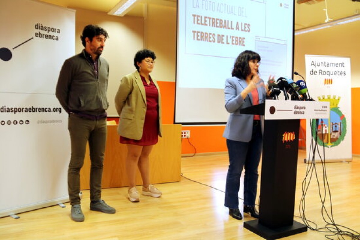 Pla general dels membres de Diàspora Ebrenca, Josep Sabaté, Daniela Gil i Cristina José-Lorente, en la presentació dels resultats de l'enquesta de teletreball que ha impulsat l'associació.