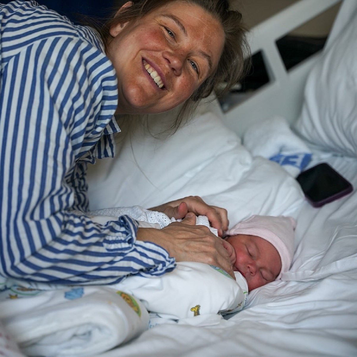 Emelie Forsberg, amb la seva filla.