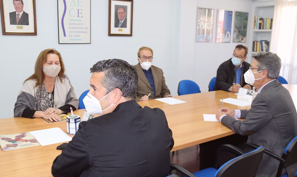 Representants de l'AECE, reunits a la sala de juntes de la seu a Tortosa.