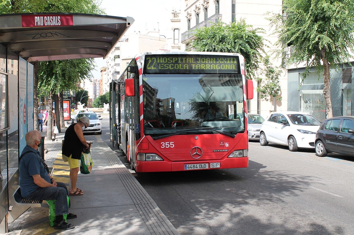 Imatge d'arxiu d'un autobús de l'EMT a l'avinguda Pau Casals de Tarragona.