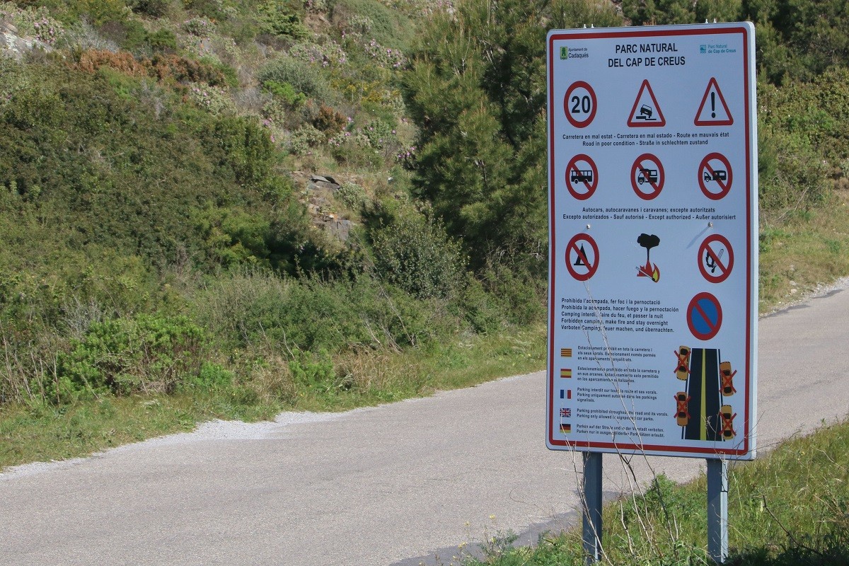 Un cartell instal·lat on s'indica que no es pot aparcar als vorals de l'accés a la punta de Cap de Creus
