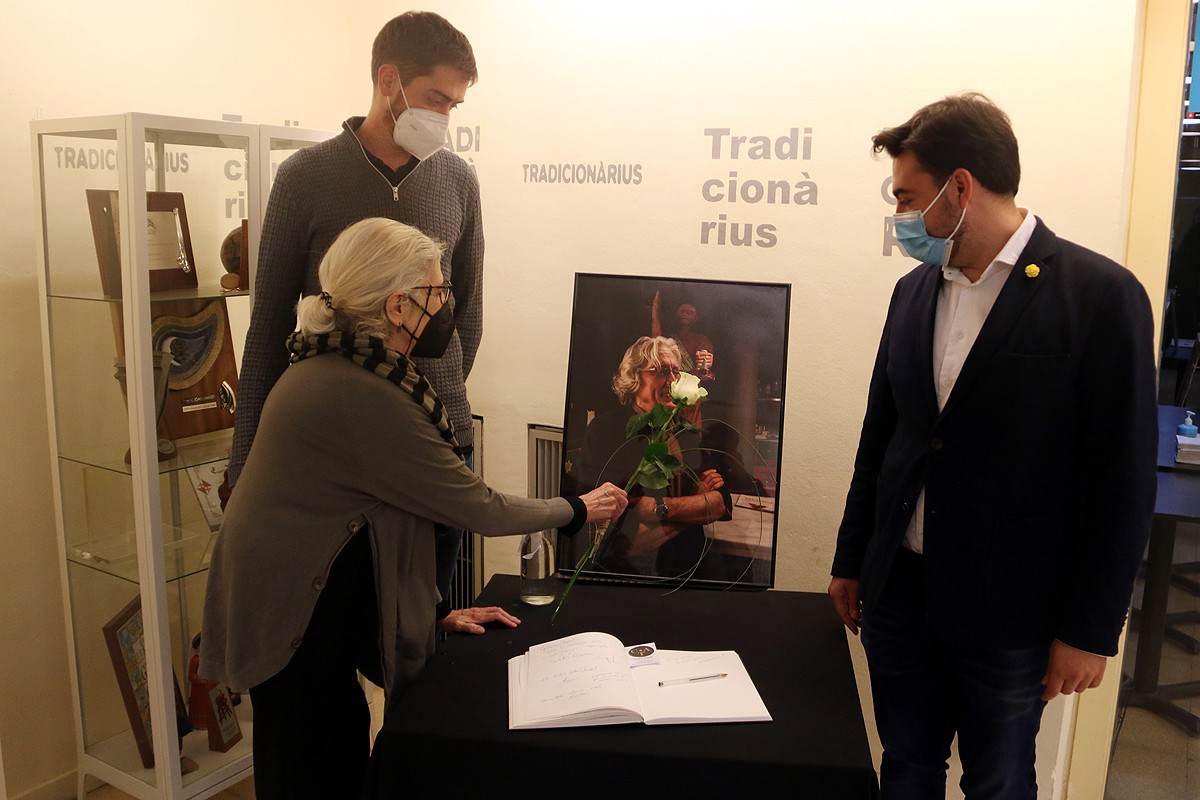 La vídua de Jordi Fàbregas, Lola Capdevila, apropa una rosa a la fotografia del seu marit